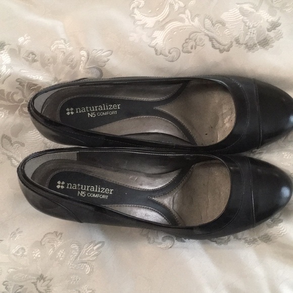 Naturalizer N5 Comfort Black Closed-Toe Heels - Picture 2 of 4